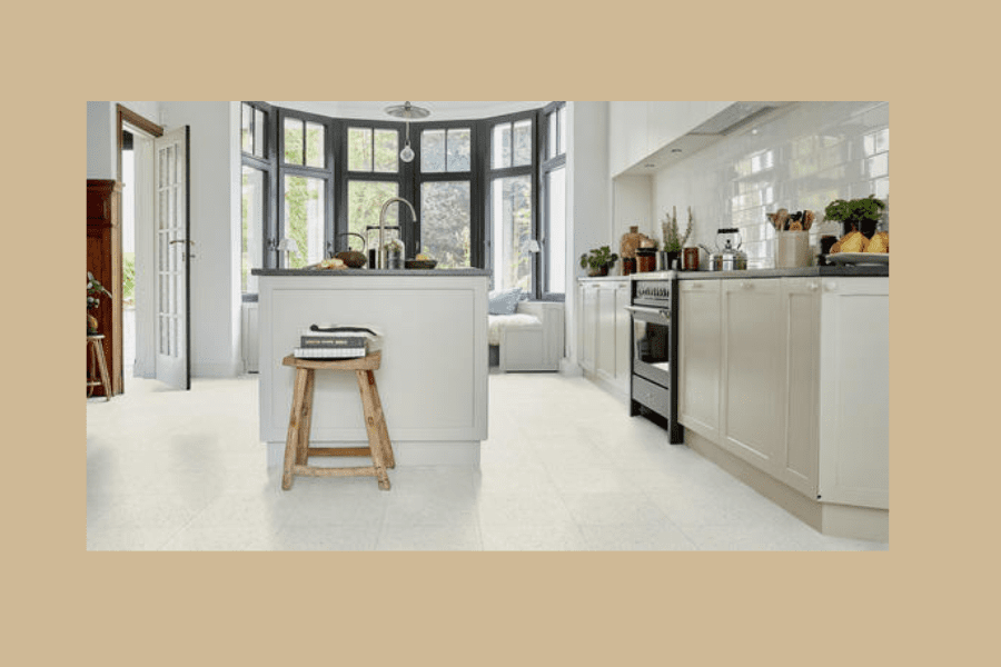 Suelo claro para cocina blanca