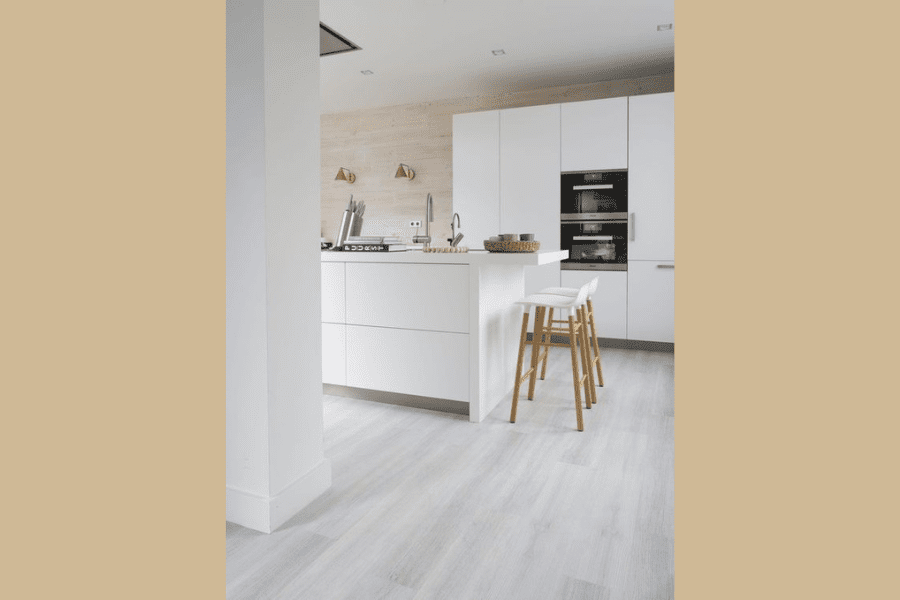 Suelo de madera gris claro para cocina blanca Suelo de madera gris claro para cocina blanca