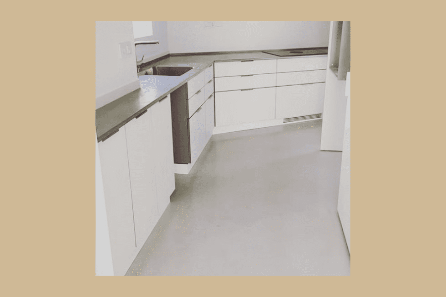 Suelo de microcemento claro para cocina blanca Suelo de microcemento claro para cocina blanca